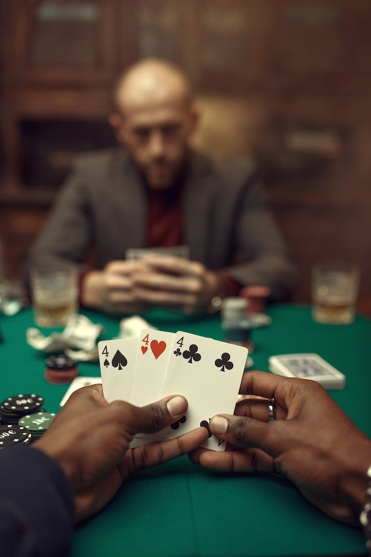 Side-by-side comparison of gemarqq APK app and web browser interface showing identical live-dealer game